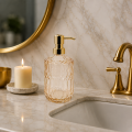 Szklany dozownik do mydła płynów z ozdobnym szlifem i złotą pompką AURA