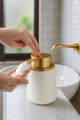 Dozownik do mydła w płynie ceramiczny biały złoty 400 ml łazienkowy